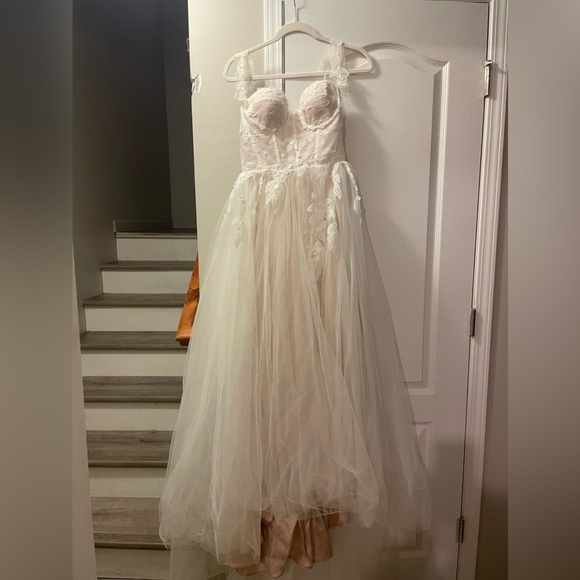 Tara Lauren the Layla Wedding Gown size 6 - Picture 1 of 9